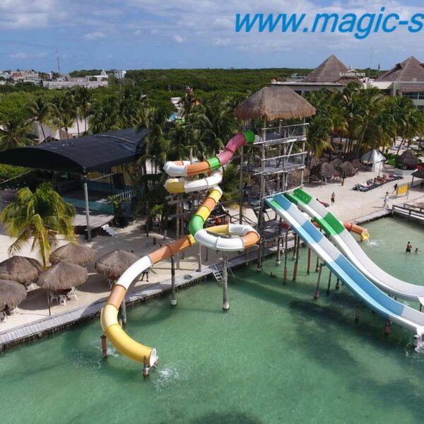Vista a&eacute;rea de los coloridos toboganes y palapas de un beach club del Caribe cerca de Canc&uacute;n, parada de excursi&oacute;n MagicSea.